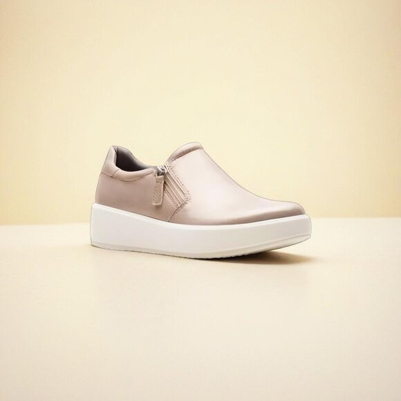 NWOT Clarks Layton Ultimate Comfort Cushion Step Sneaker Size 10 W Metallic Gold - Picture 1 of 5